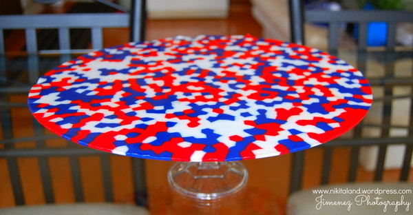 Pizza Pan Patriotic Platter. A DIY plate made of red, white and blue pearls and a pizza pan. Nice idea to show my goodies like patriotic strawberries or maybe some side dishes. 