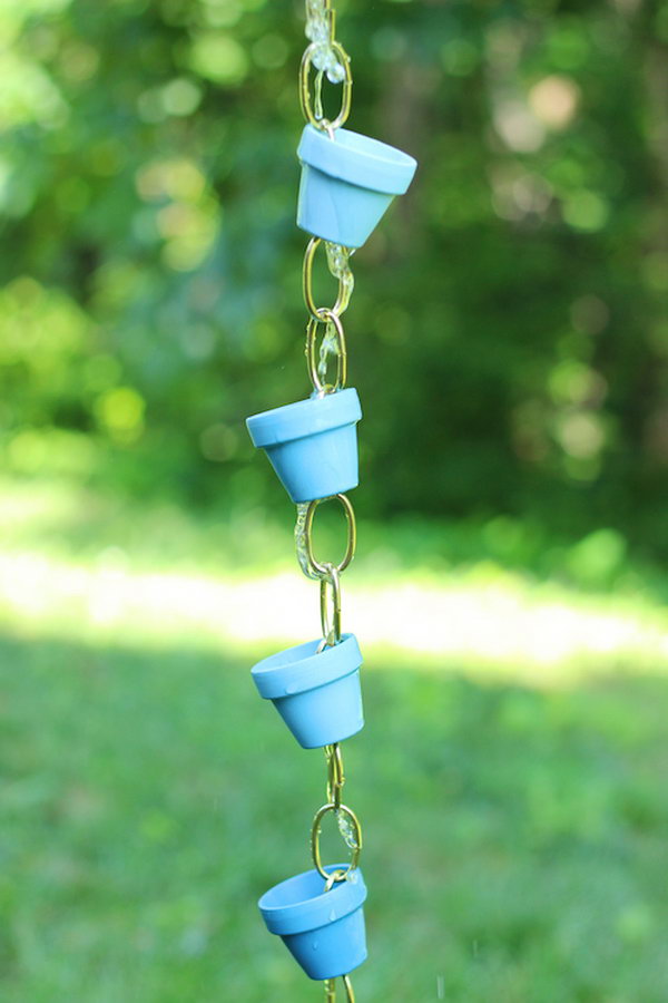 This DIY rain chain consists of small terracotta pots - inexpensive, simple and adorable!