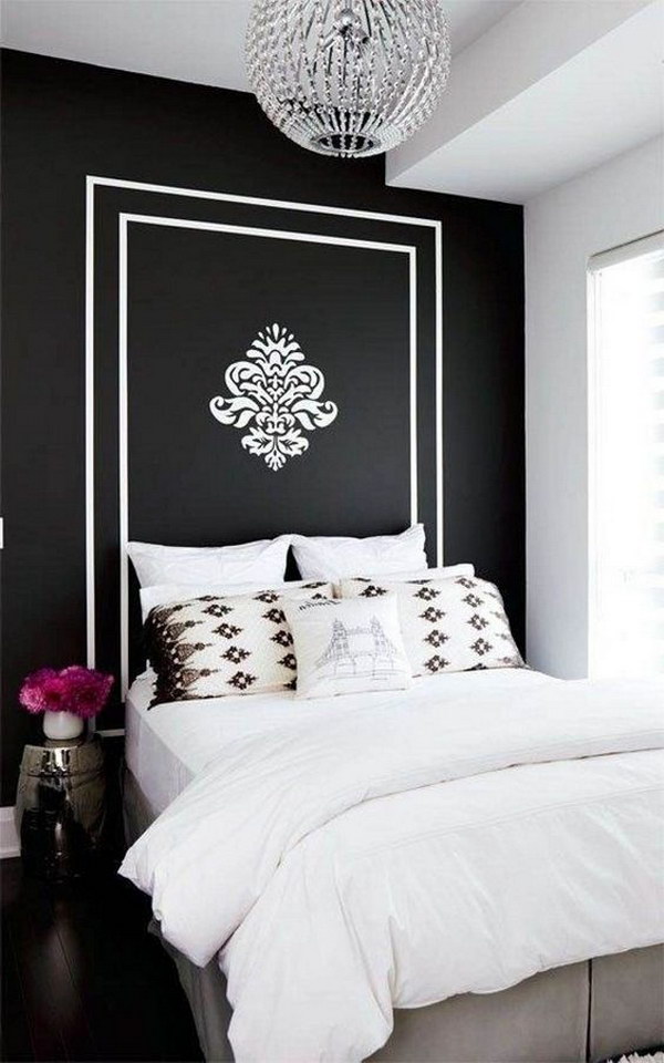 Black and white bedroom is fashionable; Contrast colors ensure impact and drama in the region. 