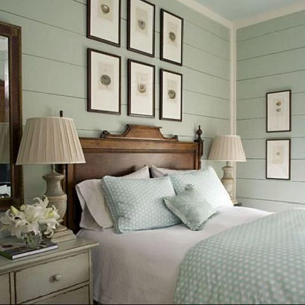 Small bedroom with Robin & # 39; s Egg Blue Horizontal Beadboard. 