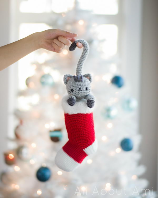 Chester the Christmas cat with a free pattern. 