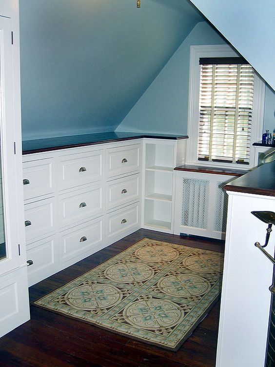 Make the most of the space with built-in drawers and corner shelves. 