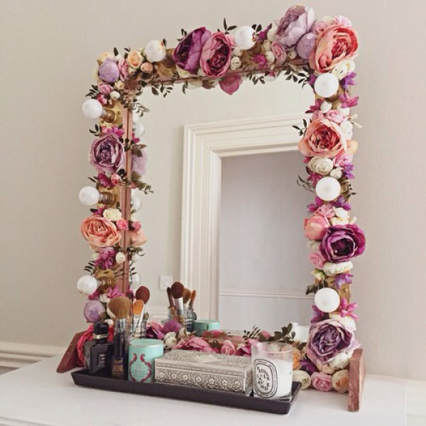 Mirror decorated with paper flowers. 