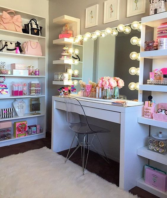 Awesome makeup vanity for girls bedroom. 
