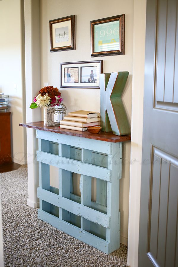Nice pallet console table for not so wide entry. 