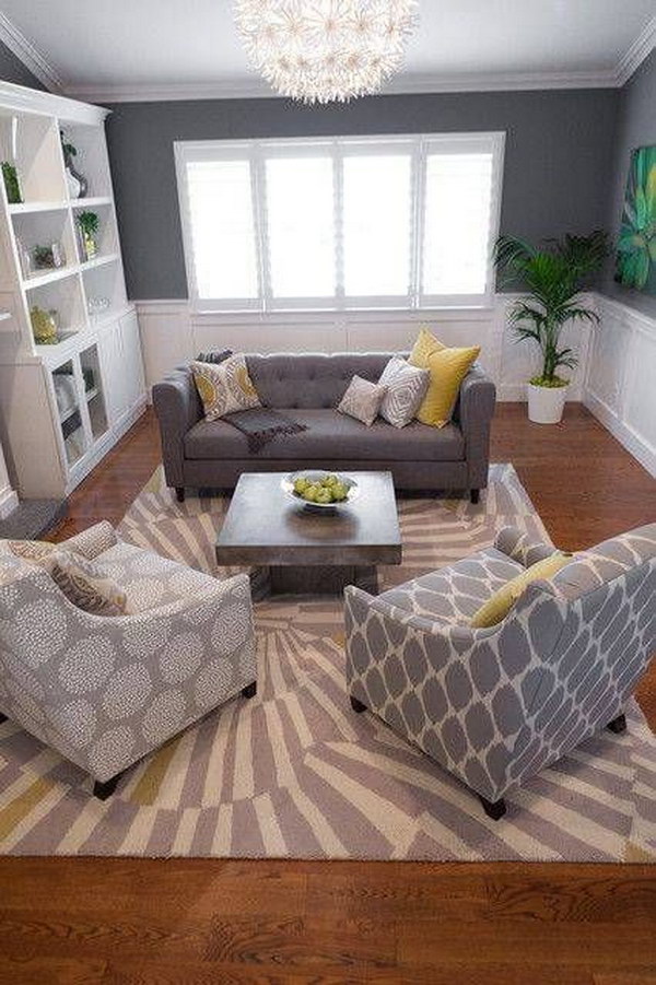 Living room layout: focus on conversation. 