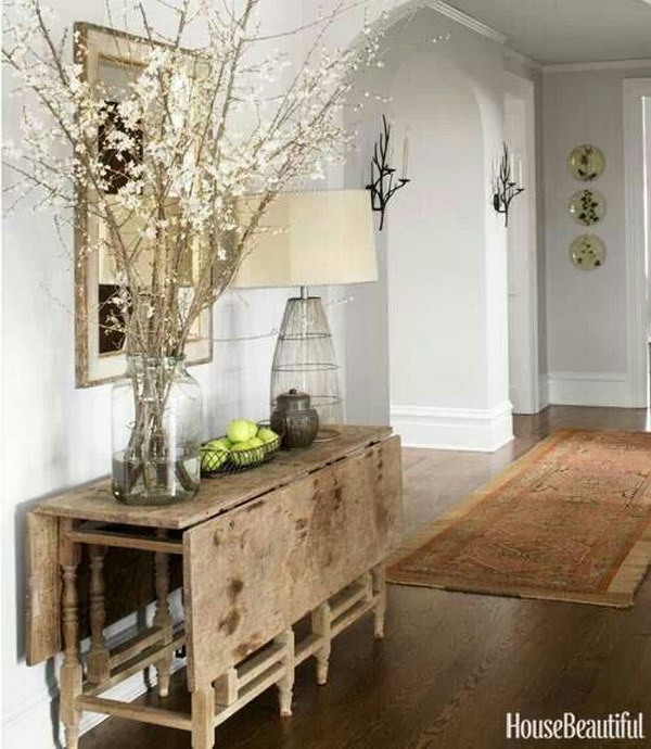 Rustic chic entrance area with a refined decor style. 