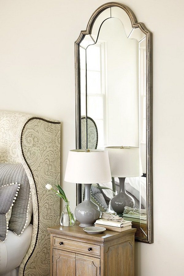 Bella mirror with classic silhouette with bonnet. 