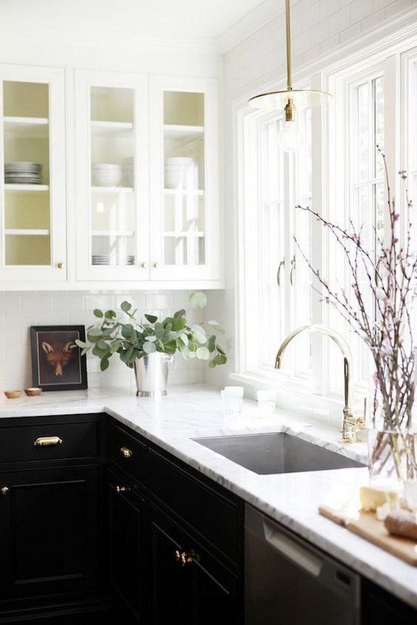 Balck and white contrasting kitchen cabinet color. 