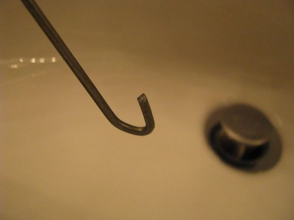 Use a wire hanger to shape a cook and easily plug the drain without using a drain cleaning service. 