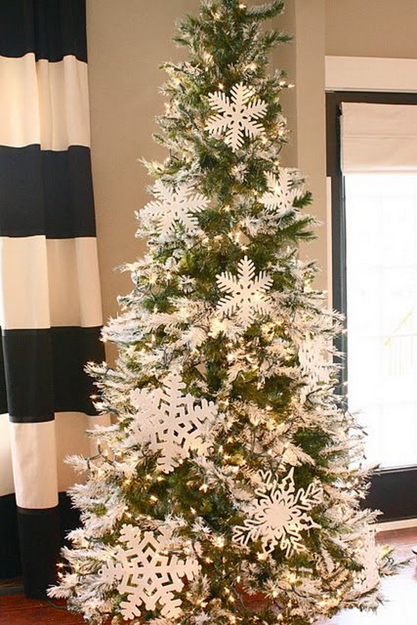 Snowflake tree. White is always an excellent choice for vacation. 