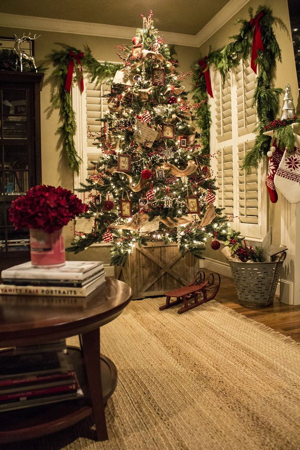 Christmas tree with red, silver and jute ribbon. This Christmas tree decor gives the room a cozy and rustic atmosphere. I particularly like the traditional look and the wooden box as a Christmas tree stand. 