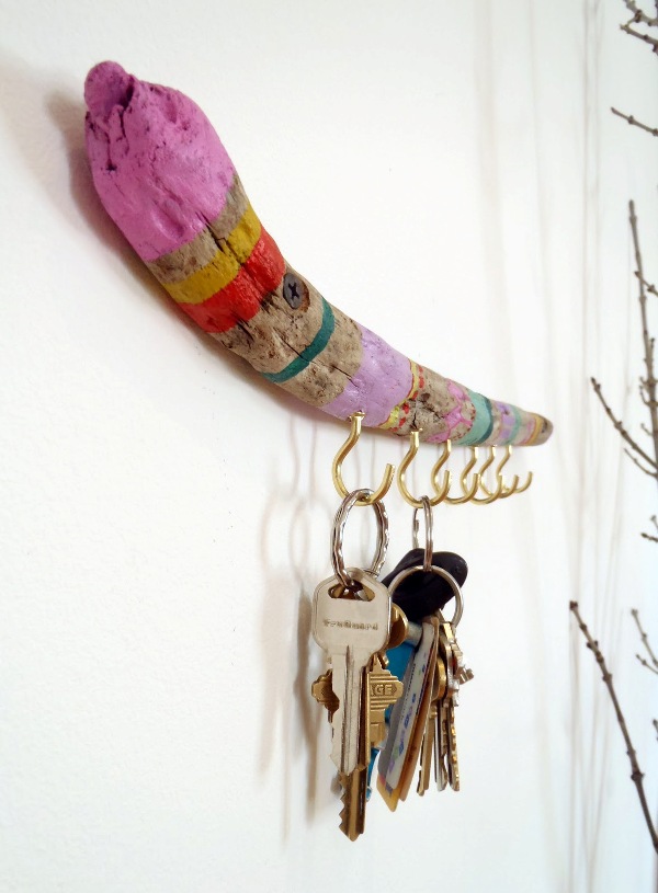 Simply colorful DIY driftwood key holder. The driftwood key holder looks even better with some spray paints. See how to do it  