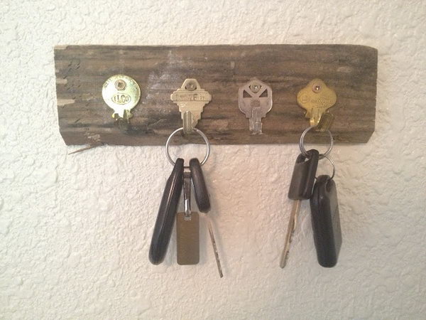 DIY key holder with old keys. Here's another opinion on DIY key holders. Let old and unwanted keys bend and fix them on a rectangular piece of wood. A functional and affordable key holder is there for you. See how to do it  