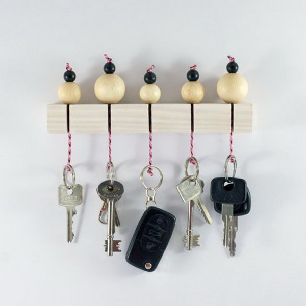 DIY key holder with wooden beads. The keys are always lying around, so it's a win-win situation to have a central place with a little more cuteness! Check out a super cute wooden bead key holder like this for yourself 