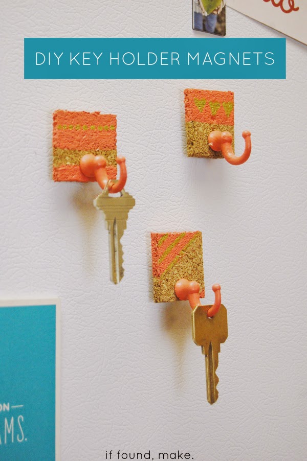 Key holder for fridge magnets. Glue and glue gun, magnets, flexible cork, tape, paint and key hooks are all you need to create this project. You can find further instructions here 