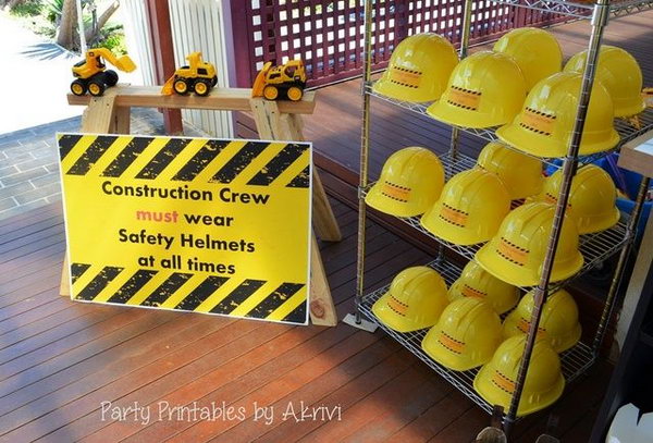 Boy Construction Birthday Party Large party sign: With these protective helmets, the small toy excavators and the construction sign make entry for the little ones a complete surprise. 