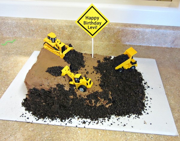 Construction Birthday Cake: Use chocolate cake, chocolate icing and oreo 