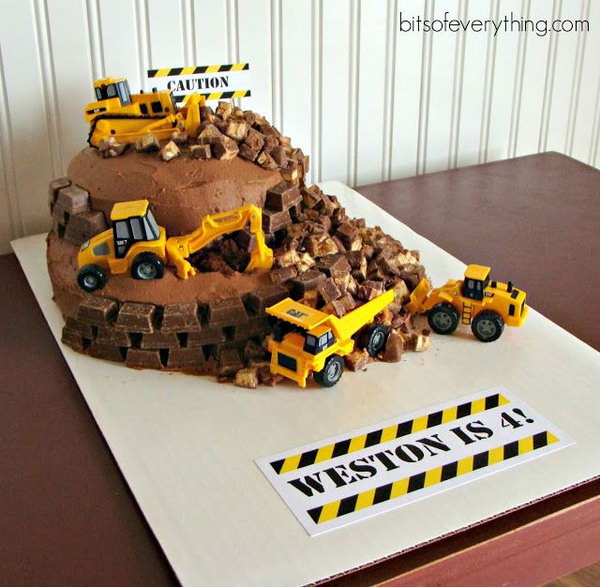     Construction Theme Birthday Party Cake: Treat your little boy and friends to this fun and delicious construction birthday cake. 
