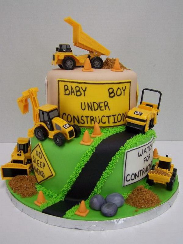     Sweet building cake: It is hard to imagine that a small tractor lover does not like this beautiful cake with many trucks. 