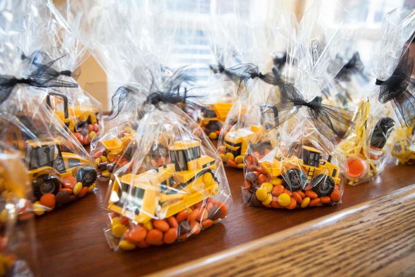 Workbench Dessert Table: When your guests have to go, the goodie bag with a truck is a great gift. 