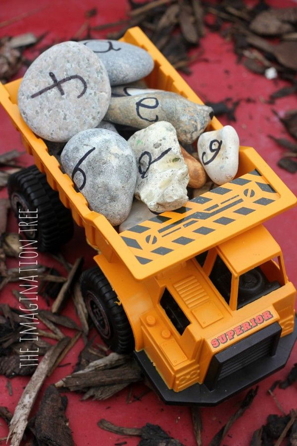 Birthday party activity related to trucks: learn the alphabet and practice spelling words with alphabet rocks on a construction site! Have fun learning, reading and writing for kids. 