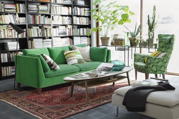 A living room inspired by nature. I love the organic color schemes in this living room. A comfortable green sofa, a chair with leaf print and many plants give this room a warm and homely feeling.