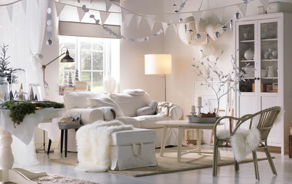 Living room inspired by winter. This living room can be described as a white winter wonderland with lighting, soft textiles, snow globes and decorative paper chains. All this keeps the fairytale and romantic feeling in the room alive.