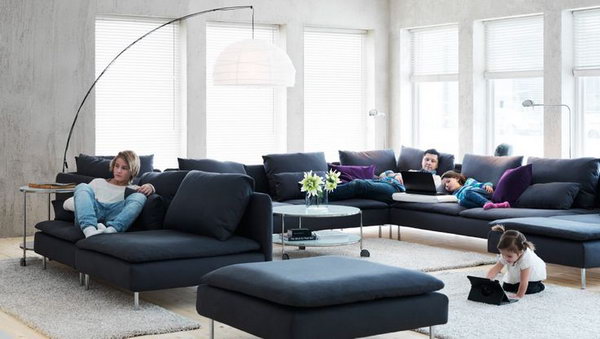 It is so simple but beautiful. In this large living room everyone can have their own place and be alone, but also together. I particularly like the sofa and the large pendant lamp, which are super functional and have an industrial coolness. They also make this living space look more cozy and not so empty.