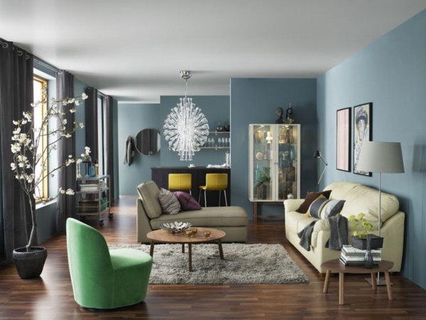 Blue is a popular color in summer. The blue painted walls form an elegant and chic living room. Every wall can be a breathtaking exhibition space in your living room.