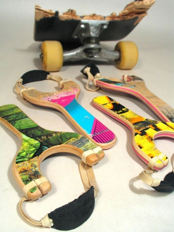Skateboard slingshots: boys are always in love with slingshots. What could be nicer than these little slingshots from old skateboard decks. The bags are made of waste leather and the latex rubber bands have a standard office size. 