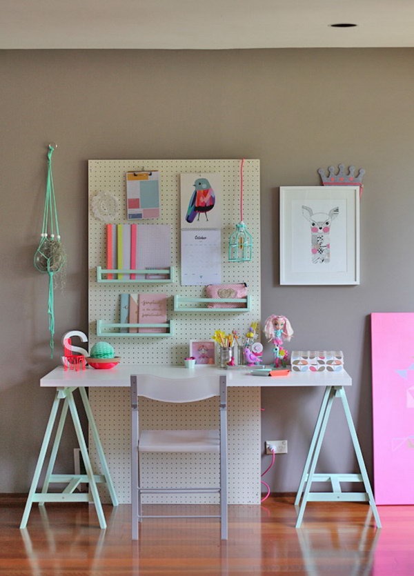 DIY children's desk. I love this happy study room for children. Check out the full instructions to create one for your loved one 