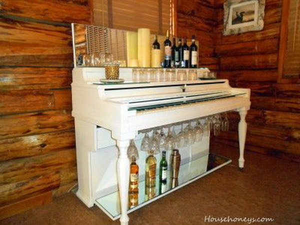 DIY modern piano wine bar. Get the old and outdated piano that you will never use in your home painted in white and use it as a modern wine bar for your home decor. See how it works here.