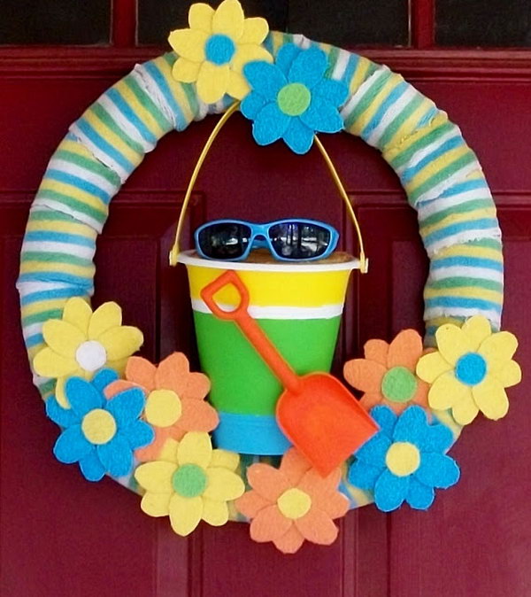 Wreath with beach motifs. The shovel, bucket and sunglasses on the wreath are reminiscent of the beach. It is a good idea for summer wreath. 