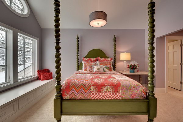 Eye-catching green bed: lavender walls in contrast to the green four-poster bed give this bedroom drama. The large window lets light in and keeps this room visually spacious. The white built-in seat is both a reading corner and a storage space - so clear lines in this room. 
