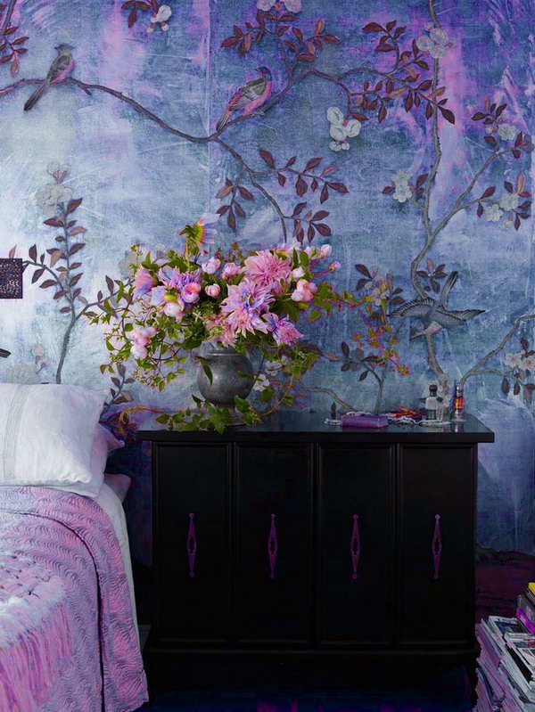 Strong Chinese style: The classic design of the Chinoiserie has a trailing floral pattern and has been applied to this Laura Ashley wallpaper with great effect. The design is also very effective for the mirror design. Combine it with fresh linen and pretty pastel-colored furniture.
