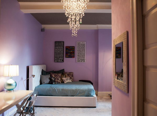 Sprudelnde Leuchte: Die Einfachheit und Eleganz des Schlafzimmers ist wirklich eine Inspiration. Es gibt so viele tolle Details in diesem Schlafzimmer, einschließlich der tollen Lavendelwände, der blauen Bettwäsche und der sprudelnden Leuchte.  