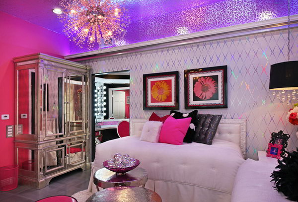 Glänzende Decke: Das helle, funkelnde Folientapeten an Wänden mit rosa Wänden und der verspiegelte und glänzende Schrank sind wunderschön. Die glänzende Blattsilberdecke und die spritzigen rosa Kristallleuchten passen gut zusammen, sorgen für Interesse und machen dieses bereits glamouröse Setup noch schillernder. 