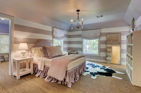 Lila und weiß gestreiftes Schlafzimmer: Mit den weichen Seegras-Teppichen und dem Kronleuchter sieht das lila und weiß gestreifte Schlafzimmer sowohl schäbig schick als auch cool aus. 