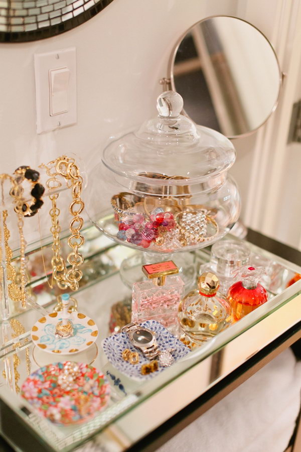     Mirrored tray. This pretty jewelry display with the mirrored tray looks so luxurious and beautiful. Do you want to own one in your bedroom? 