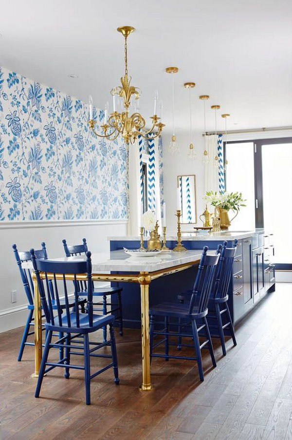     Royal blue, gold and white color combination. What a fresh and nice kitchen. The designer has mastered the use of colors. Love the brass of the table feet and lanterns, they give the room so much character and warmth. I also love the wallpaper.