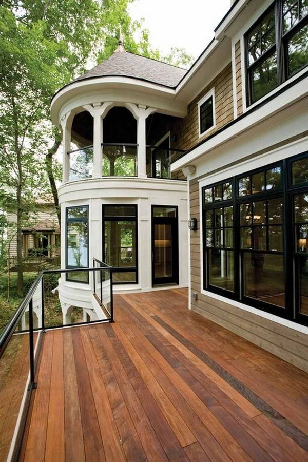     Stay beautiful - traditional deck with glass deck railing. The delightful pavilion glass system fits perfectly with the French doors, the double-hanging windows and the deck. The glasses allow a clear view and are a barrier against the wind. 