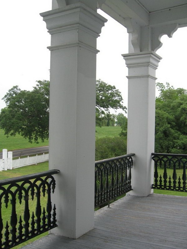     Beautiful white railing. This is perfect for a white lock and gives the architecture a fashionable, romantic look. 