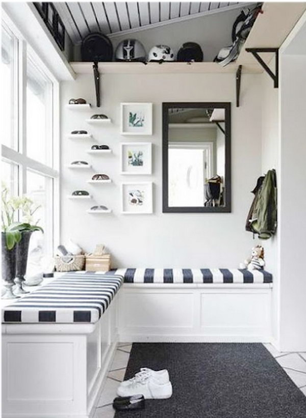     Black and white mud room. The contrast between white and black is so beautiful and has long been applied to the interior. 