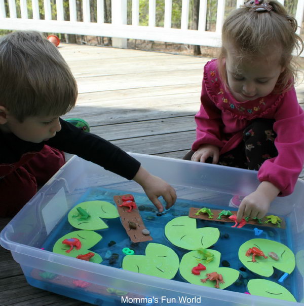     Frog sensory game and math educational game. This sensory container is a great way for your children to explore with their little hands. The water lily leaves and the stems are cut from craft foam and then the lines drawn with a felt pen. 