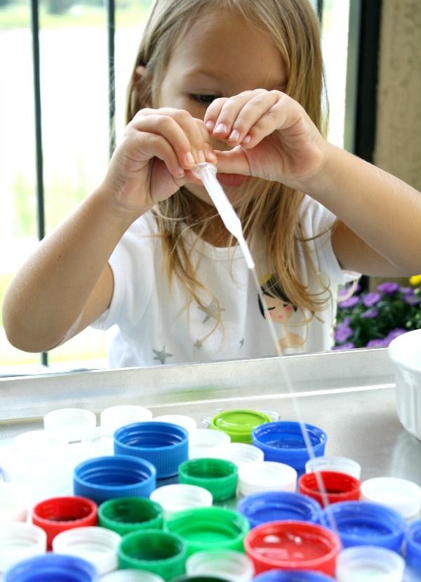    Bottle cap fine motor skills - Promote fine motor skills and start measuring with this simple water feature activity. Great game for toddlers and preschoolers. 