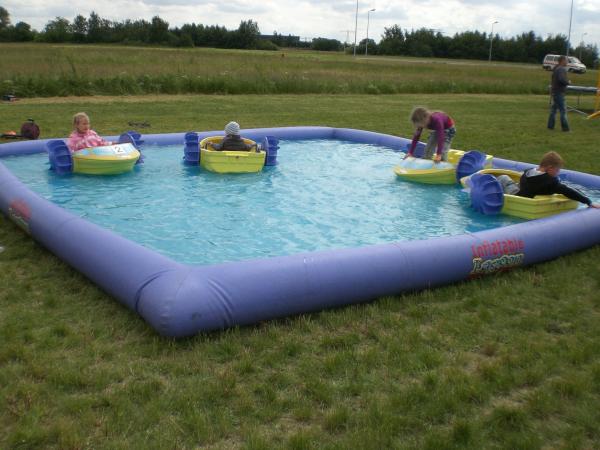     Paddling pool. This great paddling pool offers children lots of fun sailing with boats and is very safe as the water level is around 25 cm. You need a flat area of ​​7x8 m for the pool and about 50 square meters of water in the pool. 