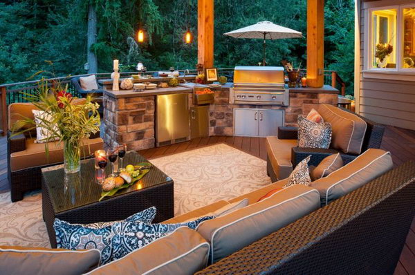 This luxurious and beautiful outdoor kitchen gives the comfortable living room a cozy style. 