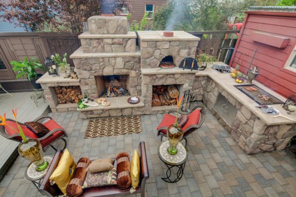 This outdoor kitchen is fully equipped with everything you need for cooking, a simple pizza oven, a fireplace and many other cool cooking tools. 