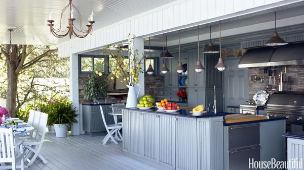 Simple and chic cupboards with doors in Nantucket style and blue-tinted Caesar stone and the colors of the water. It is a great place to cook and celebrate in the summer. 